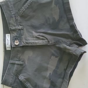 EUC Abercrombie camo shorts 00